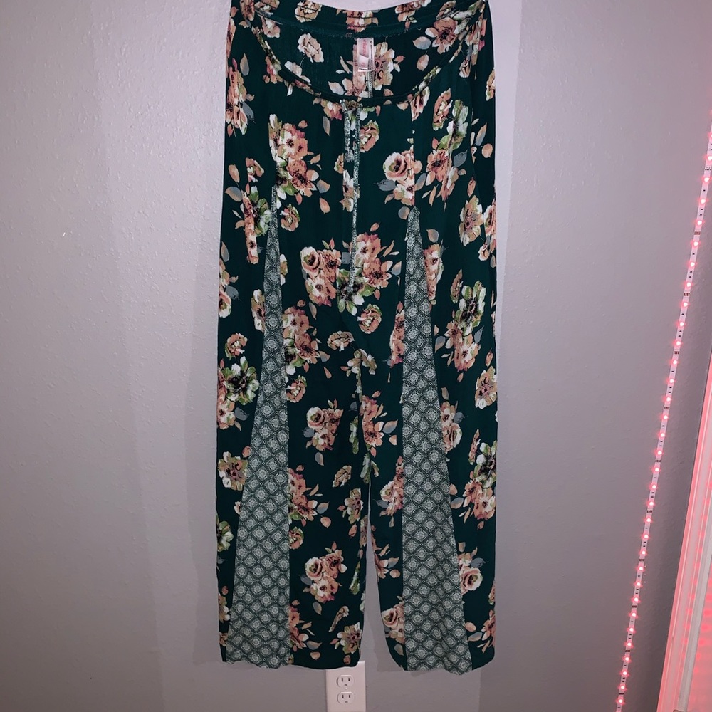 Floral flowwy pants